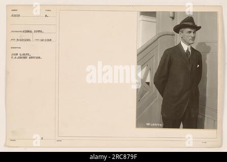 John Q. Slye, Mitglied der USA Der Secret Service mit der Identifikationsnummer 63373 ist auf diesem Foto abgebildet, das im Dezember 1918 aufgenommen wurde. Das Bild wurde vom Signalkorps aufgenommen und am 10. März 1921 empfangen. Die Beschreibung des Fotos enthält John Q. Slye und das Symbol, das ihm ausgestellt wurde. Es wurden Notizen mit der Bezeichnung 063373 aufgezeichnet. Stockfoto