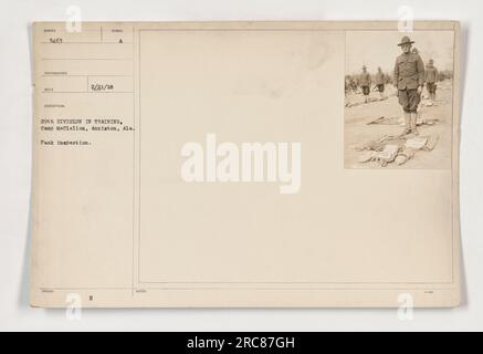 Soldaten der 29. Division im Camp McClellan in Anniston, Alabama, führen während ihres Trainings eine Rudelinspektion durch. Stockfoto