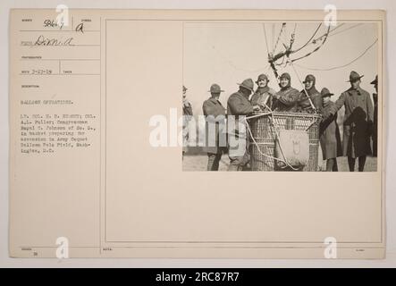 Oberstleutnant H.B. Hersey, Oberst A.L. Fuller und Kongressabgeordneter Royal C. Johnson aus South Dakota bereiten sich auf einen Aufstieg in einem Army Caquot Ballon am Polo Field in Washington, D.C. vor Das Bild zeigt einen Moment während der Ballonoperationen und unterstreicht die Beteiligung dieses Militärs und eines Kongressabgeordneten. Stockfoto