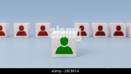 Die Personalabteilung oder der Manager wählt Symbole für Menschen auf hölzernen Würfelblöcken aus. Einstellung und Auswahl von Unternehmen. Lead-Auswahl des Mitarbeiters. Personalmanagement Stockfoto