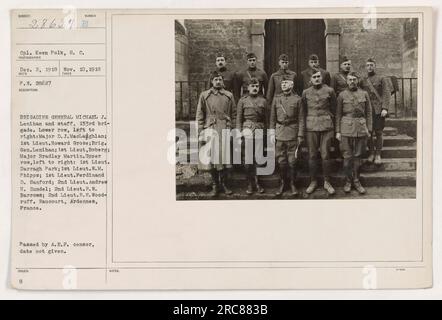 Brigadegeneral Michael J. Lenihan und seine Mitarbeiter von der 153. Brigade sind in Raucourt, Ardennen, Frankreich, abgebildet. In der unteren Reihe, von links nach rechts, befinden sich Major D. J. MacLaighlan, 1. Lieutenant Howard Grose, Brig. General Lenihan, 1. Leutnant Boberg, Major Bradley Martin. In der oberen Reihe, von links nach rechts, befinden sich 1. Leutnant Darragh Park, 1. Leutnant W. M. Phipps, 1. Leutnant Ferdinand D. Sanford, 2. Leutnant Andrew H. Zundel, 2. Leutnant R. W. Barrows und 2. Leutnant R. E. Woodruff. Das Foto wurde am 10. November 1918 von Sumber aufgenommen. Die Informationen erhalten Sie von Stockfoto