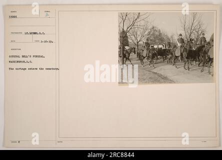 Die Bestattungszugehörigkeit von General Bell im Ersten Weltkrieg Man sieht den Cortege beim Betreten des Friedhofs. Foto von LT. Lubbe am 16. Januar 1941. Dieses Foto gehört zur Sammlung amerikanischer Militäraktivitäten während des Ersten Weltkriegs, ausgestellt in Washington, D.C. Stockfoto