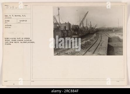 Französische Docks in Bassens, Gironde, Frankreich, sind auf diesem Foto zu sehen, das Sgt. F. T. Morris, S.C. am 8. April 1919 aufgenommen hat. Es wird gezeigt, wie ein Kran Eisenbahnwaggons von Schiffen lädt. Das Bild wurde mit der Beschreibungsnummer 3479-89 herausgegeben und am 25. Dezember 1919 veröffentlicht. Stockfoto