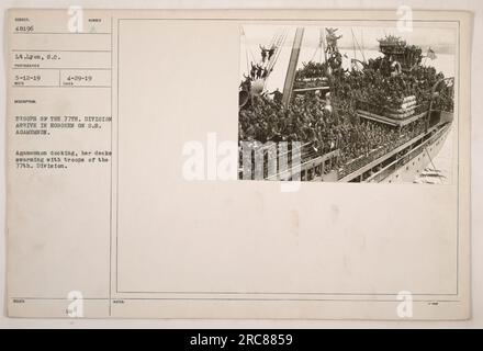 Truppen der 77. Division kommen auf der S.S. Agamemnon in Hoboken an. Das Schiff dockte mit seinen Decks voller Soldaten an, bereit für ihren Dienst im Ersten Weltkrieg Dieses Foto wurde von LT. Lyon am 12. Mai 1919 aufgenommen und ist Teil der Serie, die amerikanische Militäraktionen dokumentiert. Stockfoto