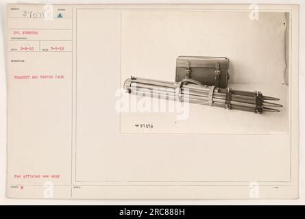 CPL Newberg, ein Fotograf während des Ersten Weltkriegs, ist in diesem Bild zu sehen, das am 5. Februar 1919 aufgenommen wurde. Er trägt eine Transporttasche und ein Stativ, die ihm für den offiziellen Gebrauch zur Verfügung gestellt wurden. Dieses Foto, nummeriert mit 37078, ist als „nur zur amtlichen Verwendung“ eingestuft. Stockfoto