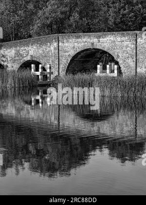 Schwarzweißlandschaft, Sonning Bridge, Themse, Sonning, Lesen, Berkshire, England, Großbritannien, GB. Stockfoto