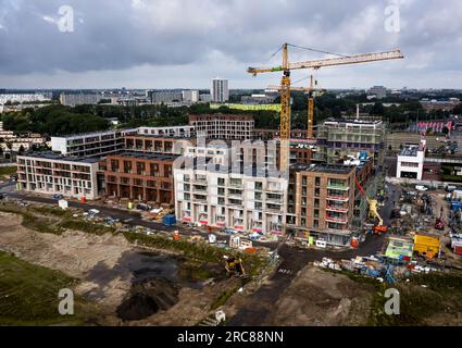 UTRECHT - Drohnenbild eines Nachbarschaftsviertels im Bau. Eine Studie der Forschungsagentur ABF Research hat gezeigt, dass der Wohnungsmangel im vergangenen Jahr weiter zugenommen hat. Laut dem scheidenden Minister Hugo de Jonge unterstreicht dies die Notwendigkeit, den Bau neuer Häuser zu beschleunigen. ANP SEM VAN DER WAL niederlande raus - belgien raus Stockfoto