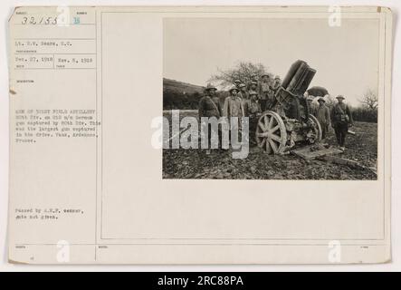 Leutnant R.W. Sears von der 321. Feldartillerie, 80. Division, auf einem Foto am 5. November 1918, zusammen mit seinen Männern. Das Bild zeigt, wie sie sich um eine deutsche Pistole aus dem Jahr 210mm versammelten, die während der Fahrt gefangen genommen wurde. Diese Waffe war die größte, die in der Operation gefangen wurde. Der Standort ist Vaux, Ardennes, Frankreich. Das Foto wurde vom A.E.P. Zensor übergeben, aber das genaue Ausstellungsdatum wird nicht angegeben. Stockfoto