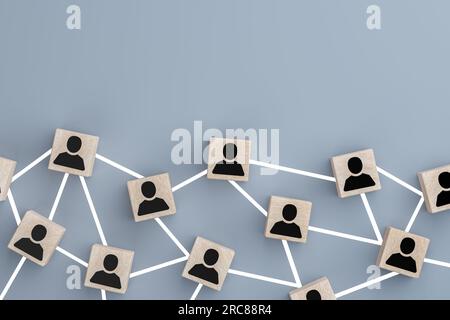 Verbindung von Personenpartnerschaften oder Personen über sozialen Netzwerken auf Konzeptbasis mit hölzernen Würfelblöcken auf blauem Hintergrund. Digitale Kommunikation und t Stockfoto