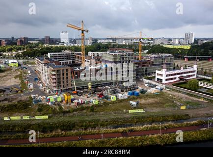 UTRECHT - Drohnenbild eines Nachbarschaftsviertels im Bau. Eine Studie der Forschungsagentur ABF Research hat gezeigt, dass der Wohnungsmangel im vergangenen Jahr weiter zugenommen hat. Laut dem scheidenden Minister Hugo de Jonge unterstreicht dies die Notwendigkeit, den Bau neuer Häuser zu beschleunigen. ANP SEM VAN DER WAL niederlande raus - belgien raus Stockfoto