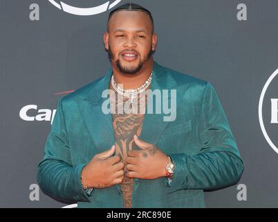 Los Angeles, USA. 12. Juli 2023. Dion Dawkins wird am Mittwoch, den 12. Juli 2023, bei den ESPY Awards 2023 im Dolby Theatre in Hollywood, Kalifornien, verliehen. (Foto: Sthanlee B. Mirador/Sipa USA) Guthaben: SIPA USA/Alamy Live News Stockfoto