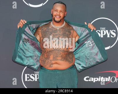 Los Angeles, USA. 12. Juli 2023. Dion Dawkins wird am Mittwoch, den 12. Juli 2023, bei den ESPY Awards 2023 im Dolby Theatre in Hollywood, Kalifornien, verliehen. (Foto: Sthanlee B. Mirador/Sipa USA) Guthaben: SIPA USA/Alamy Live News Stockfoto