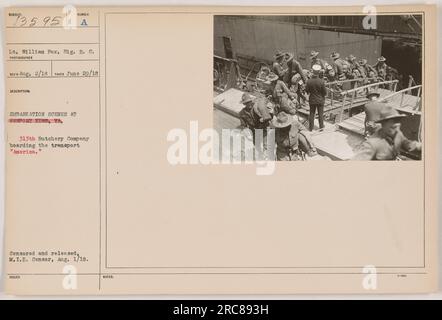 Lieutenant William Fox, Signal Corps, hat dieses Foto am 29. Juni 1918 bei Newport News, VA, aufgenommen. Es zeigt, dass Mitglieder der 313. Metzgerei Company im Rahmen ihres Einschiffungsprozesses an Bord des Transportschiffs "America" gehen. Das Bild wurde zensiert und am 1. August 1918 veröffentlicht. In den Hinweisen wurde die Identifikationsnummer als 9913595 angegeben. Stockfoto