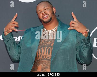 Los Angeles, USA. 12. Juli 2023. Dion Dawkins wird am Mittwoch, den 12. Juli 2023, bei den ESPY Awards 2023 im Dolby Theatre in Hollywood, Kalifornien, verliehen. (Foto: Sthanlee B. Mirador/Sipa USA) Guthaben: SIPA USA/Alamy Live News Stockfoto