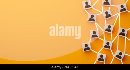 Geschäftsleute-Symbol auf hölzernen Würfelblöcken, die ein Netzwerk von Verbindungen verbinden. Ressourcen, HR, Personalbeschaffung, Management, Führung und Teambildung. Tee Stockfoto