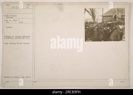 Sergeant Palumbo steht feierlich da er an der Bestattungsveranstaltung von Colonel Theodore Roosevelt in der Christ Church in Oyster Bay, L.I. teilnimmt Das Bild zeigt den Moment, in dem die Leiche des verstorbenen Oberst Roosevelt aus der Kirche gebracht wird. Datum: 14. Januar 1918. Zensorzulassung: Januar 15-19. Stockfoto