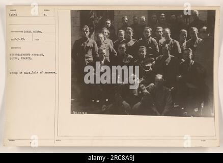 Entertainment Section, Tours, Frankreich. Dieses Foto zeigt eine Gruppe von Besetzten auf der Insel Azuwere während des Ersten Weltkriegs. Das vom Fotografen Ignal Corps aufgenommene Foto trägt die Bezeichnung SUS 61535 und wurde von der Entertainment Section in Tours, Frankreich, herausgegeben. Das genaue Datum und die Einzelheiten der Produktion der Darsteller werden nicht angegeben. Stockfoto
