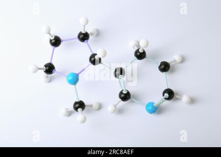 Nikotinmolekül auf weißem Hintergrund, Draufsicht. Chemisches Modell Stockfoto