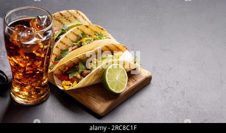 Mexikanische Küche mit Tacos mit Fleisch und gegrilltem Gemüse. Mit Kopierbereich Stockfoto