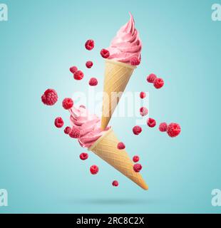 Köstliches Beereneis in knusprigen Zapfen und Himbeeren auf hellblauem Hintergrund Stockfoto