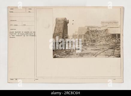 1919 von Fotograf ECO aufgenommenes Bild. Es zeigt eine Glasfabrik in Chauny, Aisne, Frankreich, die von den Deutschen im Ersten Weltkrieg zerstört wurde. Das Foto wurde mit dem CC-Symbol ausgegeben. Stockfoto