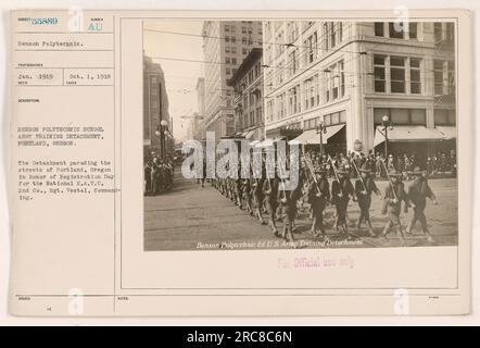 BENSON POLYTECHNIC SCHOOL, ARMEETRAINING, PORTLAND: Armeetraining von der Benson Polytechnic School in Portland, Oregon, auf den Straßen zu Ehren der National S.A.T.C. Anmeldetag. Die 2. Company, angeführt von Sergeant Vestal, war Teil der 2. USA Armee-Trainingstruppe. Dieses Foto wurde im Januar 1919 aufgenommen und für die offizielle Verwendung freigegeben. Stockfoto