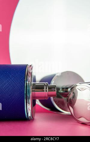 Parfümflaschen in Glasflaschen auf pinkfarbenem Hintergrund Stockfoto