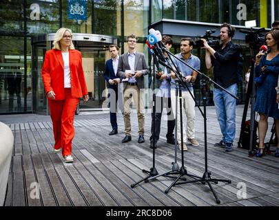 DEN HAAG - 13/07/2023, Parteiführer Sigrid Kaag aus dem Jahr D66, spricht vor der Presse, nachdem sie angekündigt hat, dass sie bei den nächsten Wahlen nicht als Parteiführer zur Verfügung stehen wird. Bis zum Amtsantritt des nächsten Kabinetts wird Kaag weiterhin als geschäftsführender Finanzminister und stellvertretender Premierminister fungieren. ANP REMKO DE WAAL niederlande raus - belgien raus Stockfoto