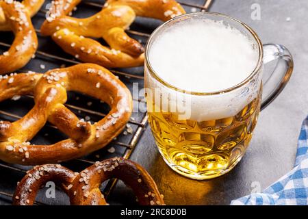Frisch gebackene hausgemachte Brezeln und Bier vom Fass Stockfoto