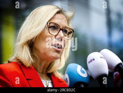 DEN HAAG - 13/07/2023, Parteiführer Sigrid Kaag aus dem Jahr D66, spricht vor der Presse, nachdem sie angekündigt hat, dass sie bei den nächsten Wahlen nicht als Parteiführer zur Verfügung stehen wird. Bis zum Amtsantritt des nächsten Kabinetts wird Kaag weiterhin als geschäftsführender Finanzminister und stellvertretender Premierminister fungieren. ANP REMKO DE WAAL niederlande raus - belgien raus Stockfoto