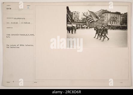 Das Bild zeigt die 77. Division Parade in New York City. Das Foto wurde am 6. Mai 1919 von Leutnant Lyon aufgenommen. Es zeigt die Farben der 306. Infanterie, des 2. Bataillons. Das Bild ist Teil der Sammlung mit dem Titel „Fotos der amerikanischen Militäraktivitäten während des Ersten Weltkriegs“. Stockfoto