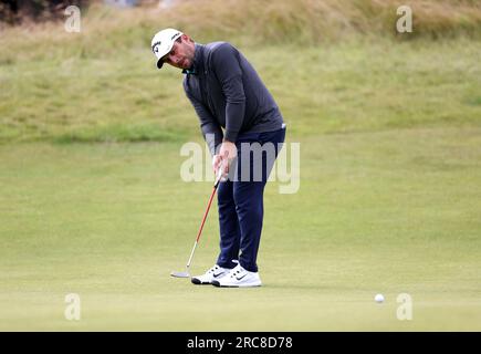 Italiens Francesco Molinari legt am ersten Tag der Genesis Scottish Open 2023 im Renaissance Club, North Berwick, auf das 17. Green. Foto: Donnerstag, 13. Juli 2023. Stockfoto