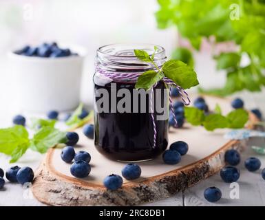 Hausgemachte Blaubeermarmelade in Glasgefäß und frische Beeren Stockfoto