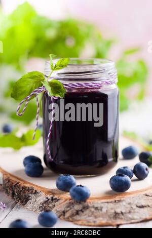 Hausgemachte Blaubeermarmelade in Glasgefäß und frische Beeren Stockfoto