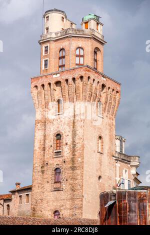 La Specola ist ein Turm aus dem 14. Jahrhundert, der früher Teil einer mittelalterlichen Burg war und 1767 in ein astronomisches Observatorium in Padua, Italien, umgewandelt wurde. Stockfoto