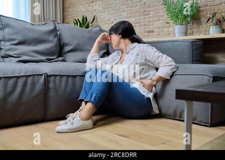 Reife Frau mit körperlichen Schmerzen, psychischen Problemen Stockfoto