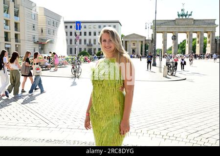 Dascha Carriero bei der Anja Gockel Fashion Show 'Air' auf der Berliner Fashion Week Frühling/Sommer 2024 im Hotel Adlon Kempinski. Berlin, 12.07.2023 Stockfoto