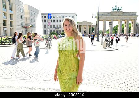 Dascha Carriero bei der Anja Gockel Fashion Show 'Air' auf der Berliner Fashion Week Frühling/Sommer 2024 im Hotel Adlon Kempinski. Berlin, 12.07.2023 Stockfoto