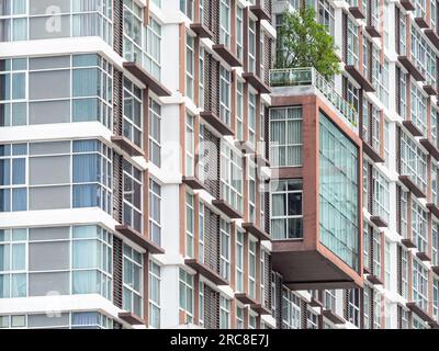 Fassade des Hochhaus-Wohnungsgebäudes in Bang Na am Stadtrand von Bangkok, Thailand. Stockfoto