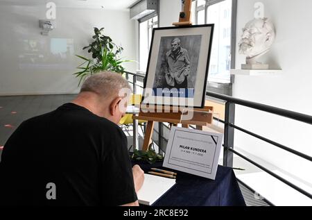 Prag, Tschechische Republik. 13. Juli 2023. Condolence Buch und Portrait des verstorbenen Schriftstellers Milan Kundera, ist in der Rezeption des französischen Instituts zu sehen, wo Menschen ihr Mitgefühl für den Tod des Schriftstellers Milan Kundera ausdrücken und schreiben können, was er ihnen bedeutete, in Prag, Tschechische Republik, 13. Juli 2023. Das Buch wird später der Mailänder Kundera-Bibliothek übergeben, die Teil der MZK in Brünn ist. Der tschechische Schriftsteller Milan Kundera, der seit 1975 in Frankreich lebt, starb am 12. Juli im Alter von 94 Jahren. Kredit: Katerina Sulova/CTK Photo/Alamy Live News Stockfoto