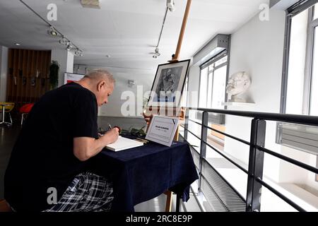 Prag, Tschechische Republik. 13. Juli 2023. Condolence Buch und Portrait des verstorbenen Schriftstellers Milan Kundera, ist in der Rezeption des französischen Instituts zu sehen, wo Menschen ihr Mitgefühl für den Tod des Schriftstellers Milan Kundera ausdrücken und schreiben können, was er ihnen bedeutete, in Prag, Tschechische Republik, 13. Juli 2023. Das Buch wird später der Mailänder Kundera-Bibliothek übergeben, die Teil der MZK in Brünn ist. Der tschechische Schriftsteller Milan Kundera, der seit 1975 in Frankreich lebt, starb am 12. Juli im Alter von 94 Jahren. Kredit: Katerina Sulova/CTK Photo/Alamy Live News Stockfoto