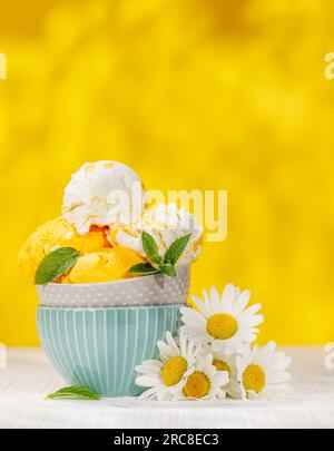 Erfrischende Eiscreme-Löffel mit einem Hauch von Zitronengeschmack Stockfoto