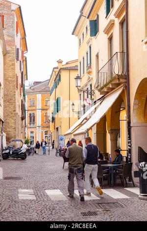 Padua, Italien - 4. April 2022: Typische Architektur und Blick auf die Straße in Padua, Veneto, Italien. Stockfoto