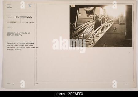 Soldaten, die aus dem Ausland zurückkehrten, vom Transport Madawaska auf einen Pier in Newport News, VA, ausstiegen. Das Foto wurde am 2-11-19 aufgenommen und zeigt die Ausschiffung der Truppen im Hafen. Die Soldaten können gesehen werden, wie sie die Gang-Planke hinuntergehen. Dieses Bild ist Teil der Sammlung amerikanischer Militäraktionen während des Ersten Weltkriegs. Stockfoto