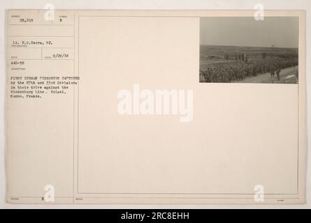 Bildunterschrift: "Leutnant E.O. Harrs fängt den Moment ein, als die Divisionen 27. und 33. ihre erste Gruppe deutscher Gefangener während ihrer Offensive gegen die Hindenburg-Linie schnappten. Das Foto wurde vom Fotografen Reed am 29. September 1918 in Roisel, Somme, Frankreich, aufgenommen.“ Stockfoto