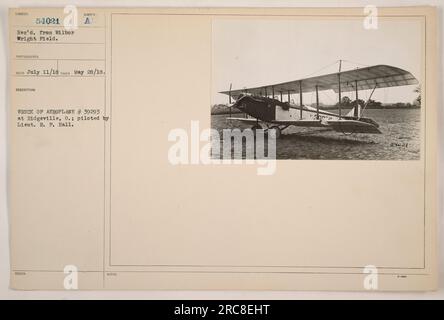 Das abgestürzte Flugzeug Nr. 39293 wird in Ridgeville, Ohio, gesehen. Das Flugzeug wurde von Lieutenant R.F. Hall gesteuert. Das Foto wurde am 11. Juli 1918 von Wilbur Wright Field empfangen und am 28. Mai 1918 aufgenommen. Die Beschreibungsnummer ist als Wrack eines Flugzeugs aufgeführt. Hinweise weisen darauf hin, dass die Titelnummer 54021 ist. Stockfoto