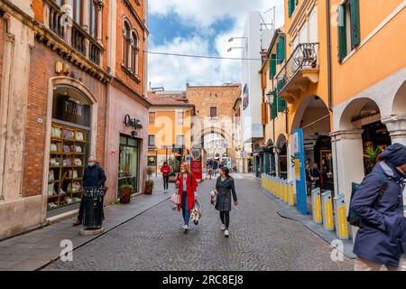 Padua, Italien - 4. April 2022: Typische Architektur und Blick auf die Straße in Padua, Veneto, Italien. Stockfoto