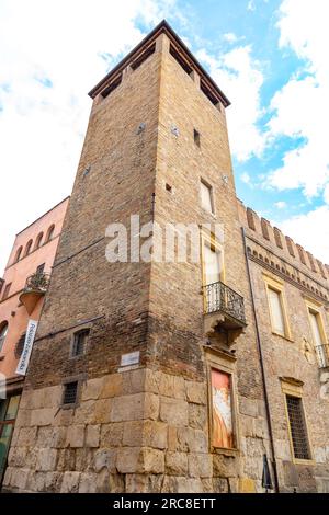 Padua, Italien - 4. April 2022: Typische Architektur und Blick auf die Straße in Padua, Veneto, Italien. Stockfoto