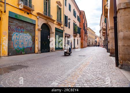 Padua, Italien - 4. April 2022: Typische Architektur und Blick auf die Straße in Padua, Veneto, Italien. Stockfoto