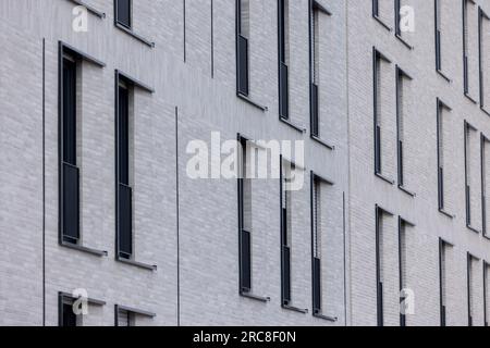 Köln, Deutschland. 13. Juli 2023. Neu gebaute Apartments befinden sich im Ehrenfeld-Viertel. Die Zahl der Wohnungen in Nordrhein-Westfalen ist seit 2010 um rund 5,6 Prozent gestiegen. Ende 2022 hätte es im bevölkerungsreichsten Bundesstaat Deutschlands insgesamt etwa 9,2 Millionen Wohnungen gegeben, berichtete das Statistikamt IT.NRW am 13. Juli 2023. Kredit: Rolf Vennenbernd/dpa/Alamy Live News Stockfoto